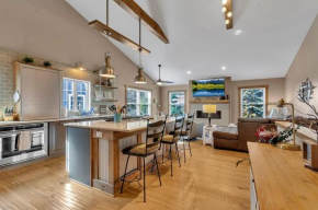 Luxurious 3-Bedroom Townhouse Walk to Village
